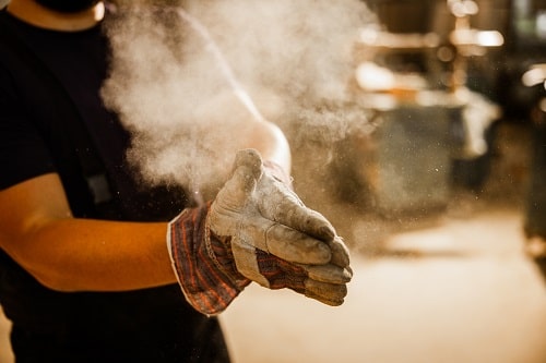 Man Dust Gloves Istock 1159217863 Credit Skynesher Min