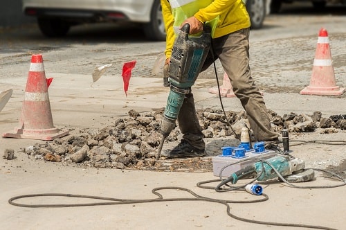 Utility Worker Digging MED Istock 639365378